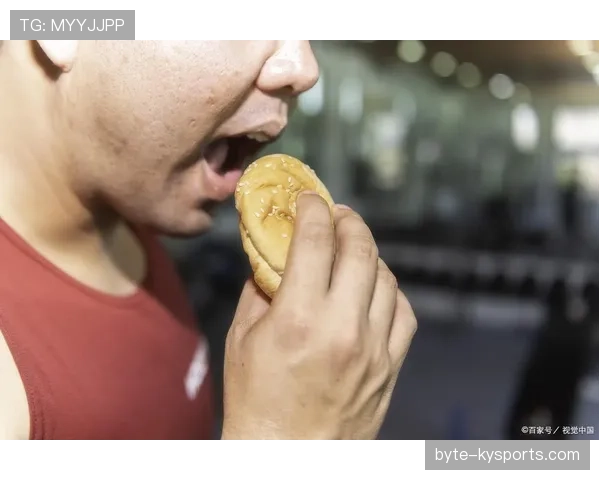 郑思维训练完直接瘫在场边啃香蕉,这松弛感是真绷不住了 郑思维训练完直接瘫在场边啃香蕉,这松弛感是真绷不住了